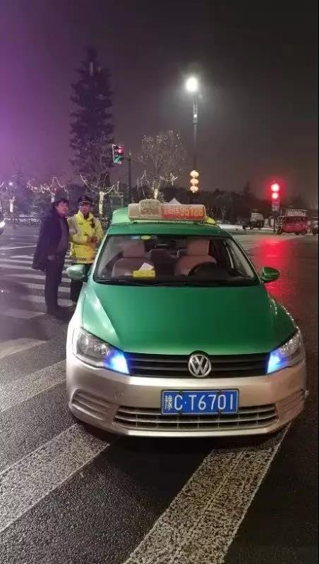 转自老贾播报挂黑旗洛阳出租车看你还敢拒载议价不打表曝光议价不打表