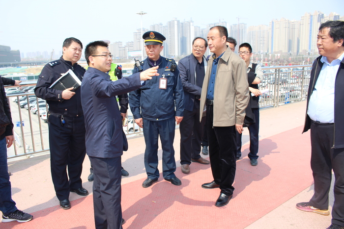 市领导调研洛阳龙门高铁站交通营运秩序